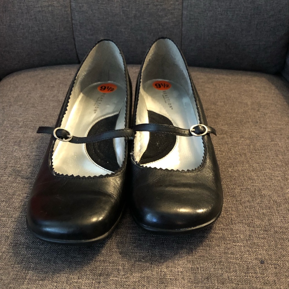 EUC Kenneth Cole Reaction black Mary Janes 9.5